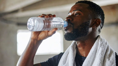 Hidratação Cerebral: Como 2 Litros de Água Melhoram Foco e Função Cognitiva